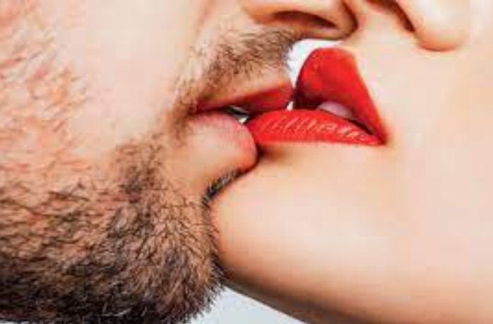 কিভাবে কিস করলে মেয়েরা খুশি হয়