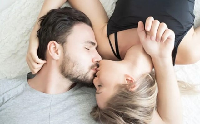 কিভাবে কিস করলে মেয়েরা খুশি হয়